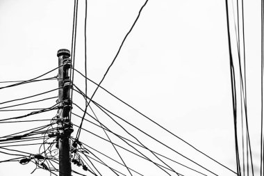 Güneş batarken gökyüzünde elektrik direkleri