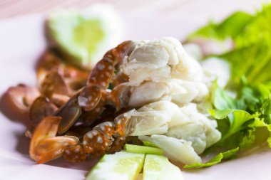 plaka üzerine hazırlanan soyunup Kavrulmuş Yengeç.