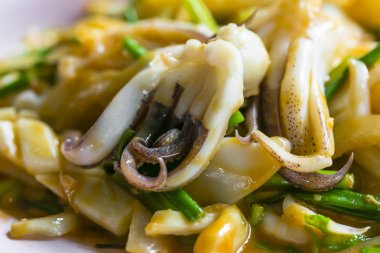 Kızarmış kalamar tuzlu yumurta ile