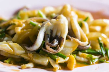 Kızarmış kalamar tuzlu yumurta ile