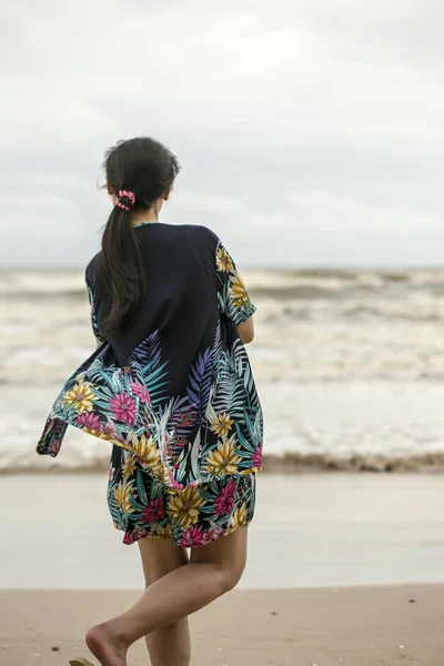 Bella Donna Asiatica Rilassante Sulla Spiaggia — Foto Stock