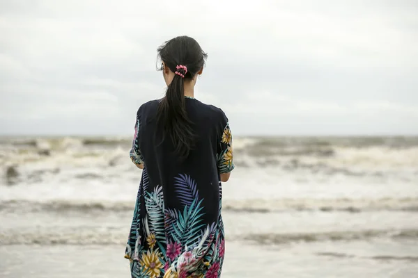 Bella Donna Asiatica Rilassante Sulla Spiaggia — Foto Stock