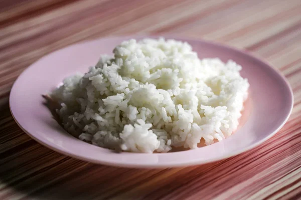 Arroz Couve Flor Com Manjericão Perto Uma Tigela Mesa — Fotografia de Stock