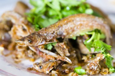 Kızarmış balık, ünlü Tayland deniz ürünleri menüsü.