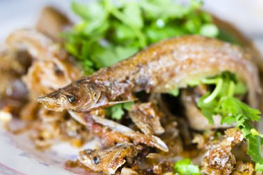 Kızarmış balık, ünlü Tayland deniz ürünleri menüsü.