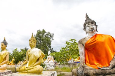 Buda heykeli ve mavi gökyüzüne Wat Phai Rong Wua,: Suphanburi, Thailand.