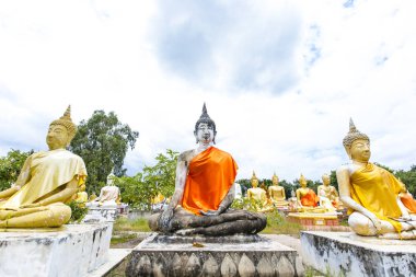 Buda heykeli ve mavi gökyüzüne Wat Phai Rong Wua,: Suphanburi, Thailand.