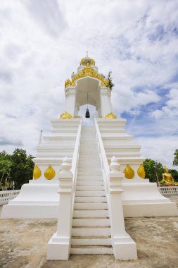 Başarı kavramı yol: merdiven üstünde belgili tanımlık bulut
