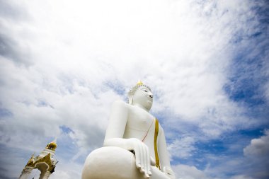 Buda heykeli ve mavi gökyüzüne Wat Phai Rong Wua,: Suphanburi, Thailand.