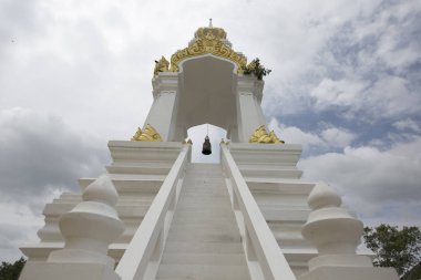 Başarı kavramı yol: merdiven üstünde belgili tanımlık bulut