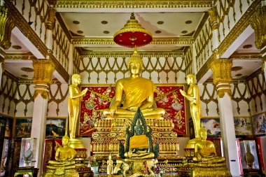 Buda heykeli ve mavi gökyüzüne Wat Phai Rong Wua,: Suphanburi, Thailand.