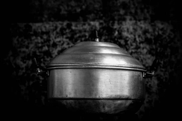 台所で鍋を蒸す — ストック写真