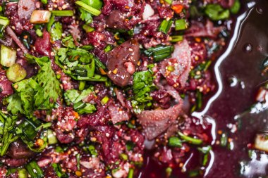 Çiğ dana baharatlı kıyma salatası, Kuzeydoğu Tayland yerel gıda.