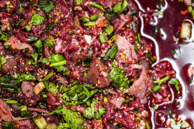 Çiğ dana baharatlı kıyma salatası, Kuzeydoğu Tayland yerel gıda.