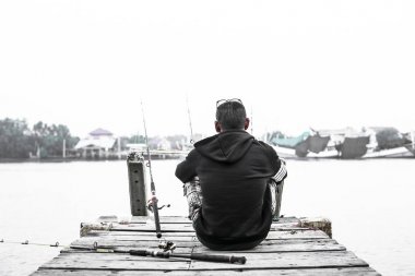 Angler kıyı taşından balık yakalamak