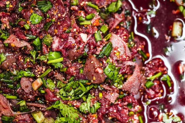 Çiğ dana baharatlı kıyma salatası, Kuzeydoğu Tayland yerel gıda.