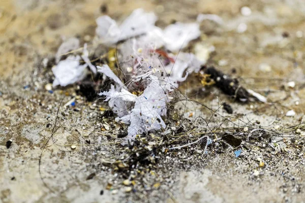 leke tozu yerde kirli