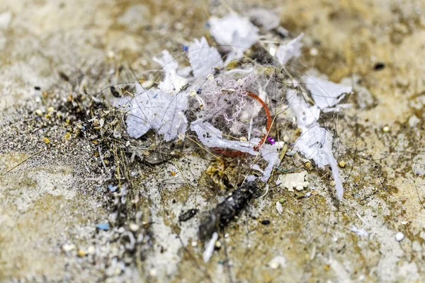 leke tozu yerde kirli