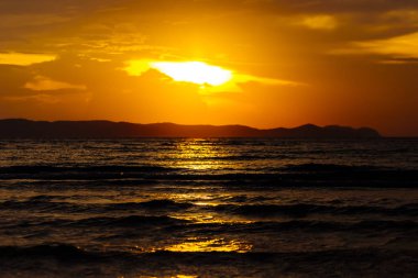Üzerinde alacakaranlık bulut ve gökyüzü arka plan, renkli dramatik gökyüzü günbatımı