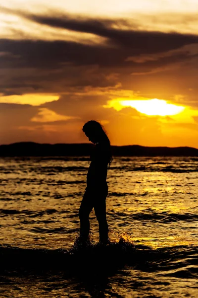 Sexy Frauenkörper Auf Silhouette Meer Bei Sonnenuntergang — Stockfoto