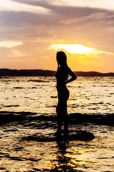Sexy Frauenkörper Auf Silhouette Meer Bei Sonnenuntergang — Stockfoto