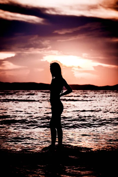 바다에서 실루엣을 여자의 — 스톡 사진