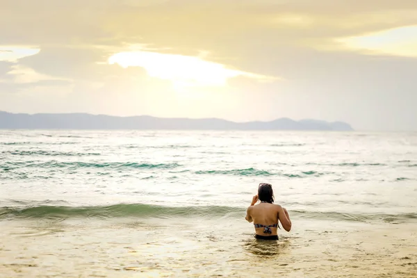 Bela Mulher Asiática Relaxante Praia — Fotografia de Stock