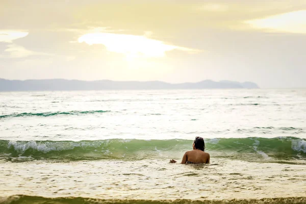 Bela Mulher Asiática Relaxante Praia — Fotografia de Stock