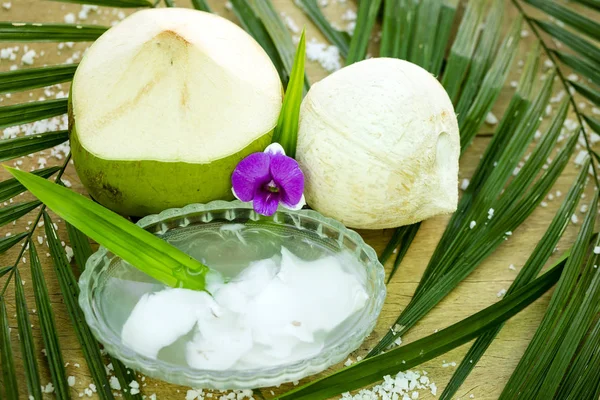 Raw White Young Coconut Drink Com Uma Palha — Fotografia de Stock