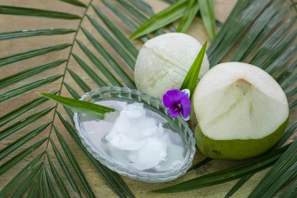 Bevanda Cocco Giovane Bianco Crudo Con Una Cannuccia — Foto Stock