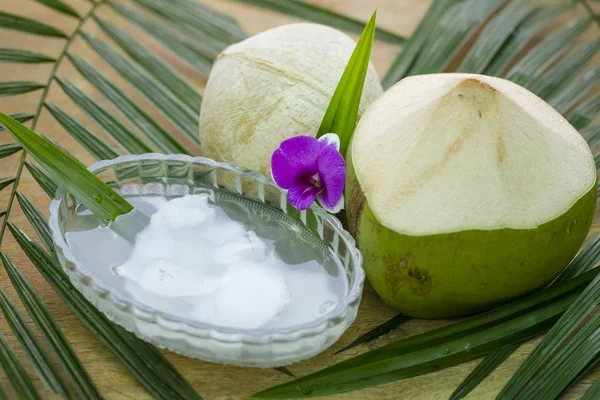 Bevanda Cocco Giovane Bianco Crudo Con Una Cannuccia — Foto Stock