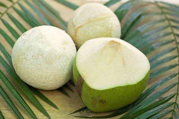 Raw White Young Coconut Drink Com Uma Palha — Fotografia de Stock