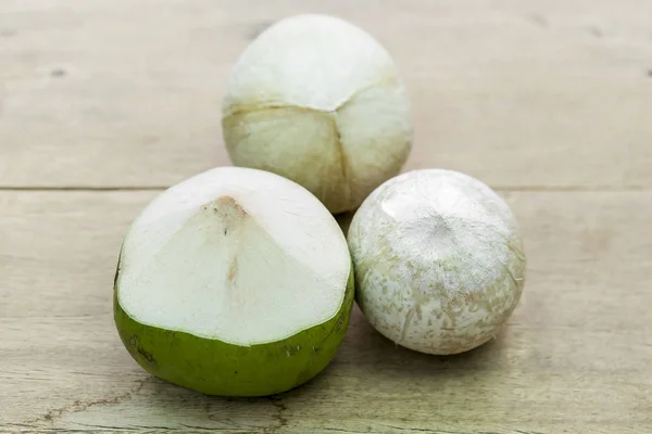 Raw White Young Coconut Drink Com Uma Palha — Fotografia de Stock