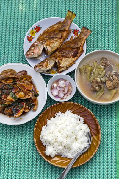 Tayland yemeği tarzı, pirinçli kahvaltı.