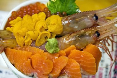 Pirinç kase üzerinde sashimi çiğ balık deniz ürünleri ile Pirinç