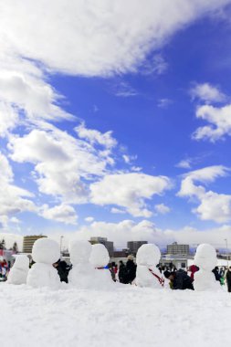 Kış kar ve ağaçlar ile bir kardan adam manzara