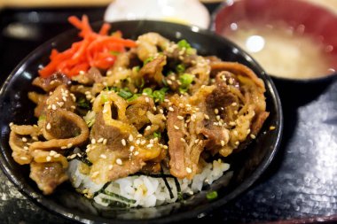 Geleneksel Japon yemekleri, pirinç ile Izgara domuz eti