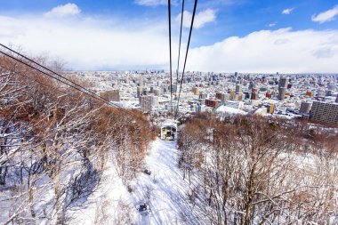 Teleferik Moiwa dağının zirvesindeki teleferik istasyonuna tırmanıyordu.