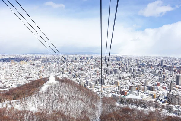 Teleferik Moiwa dağının zirvesindeki teleferik istasyonuna tırmanıyordu.