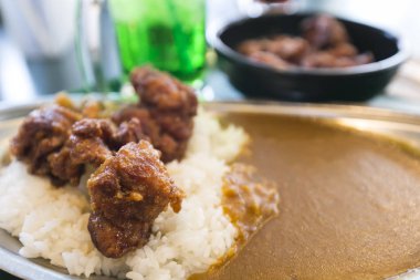 Köri tozu soslu kızarmış tavuk