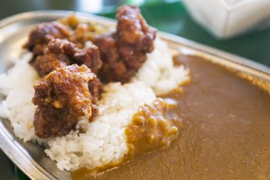 Köri tozu soslu kızarmış tavuk