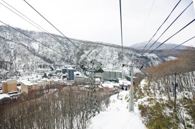 Teleferik Moiwa dağının zirvesindeki teleferik istasyonuna tırmanıyordu.