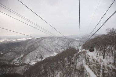 Teleferik Moiwa dağının zirvesindeki teleferik istasyonuna tırmanıyordu.