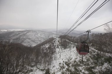 Teleferik Moiwa dağının zirvesindeki teleferik istasyonuna tırmanıyordu.