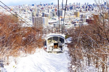Teleferik Moiwa dağının zirvesindeki teleferik istasyonuna tırmanıyordu.