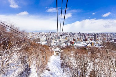 Teleferik Moiwa dağının zirvesindeki teleferik istasyonuna tırmanıyordu.