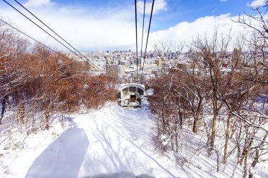 Teleferik Moiwa dağının zirvesindeki teleferik istasyonuna tırmanıyordu.