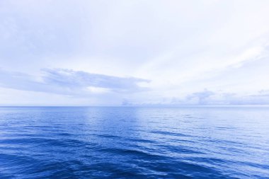 Mavi gökyüzüne karşı fantastik yumuşak beyaz bulutlar