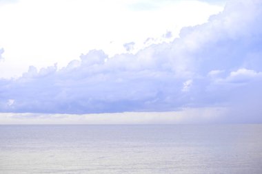 Mavi gökyüzüne karşı fantastik yumuşak beyaz bulutlar