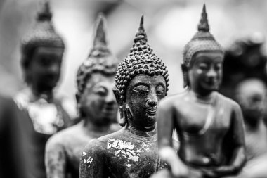 Arka plan üzerinde eski antik Buda heykeli